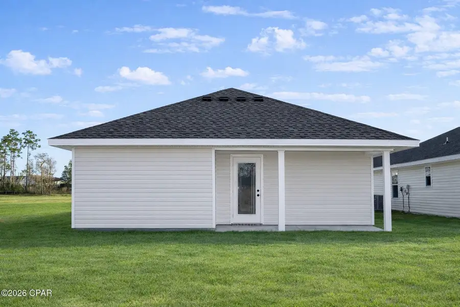 Exterior details and patio area of a home in Fox Glenn, Panama City (Image 3).