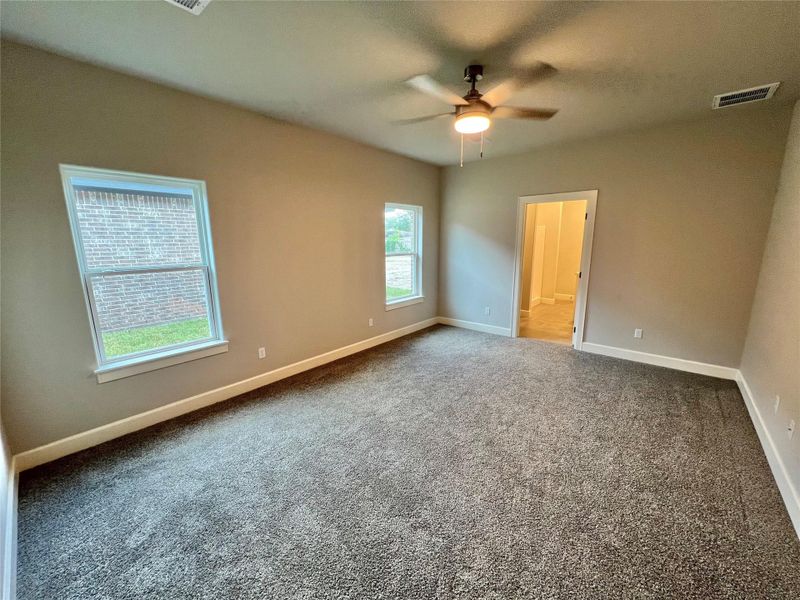 Spacious, unfurnished interior of a new home in , Angleton (Image 9).