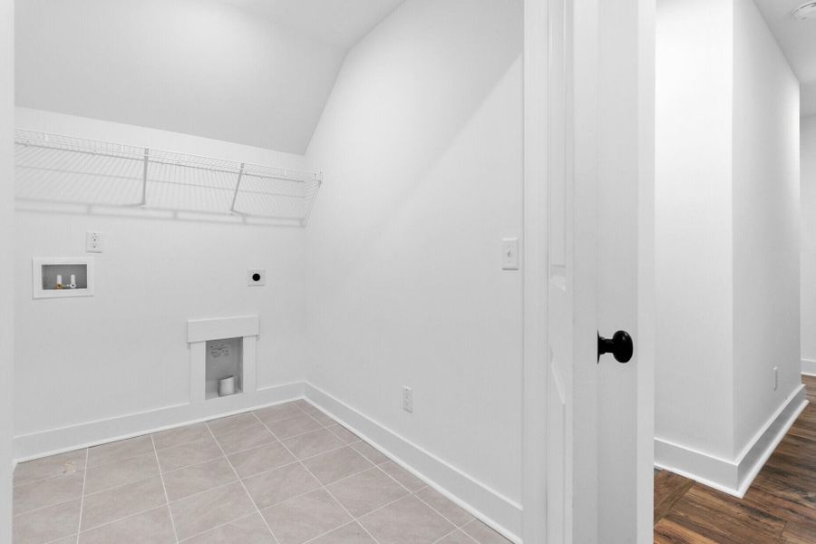 Spacious, unfurnished interior of a new home in , Charleston (Image 12).