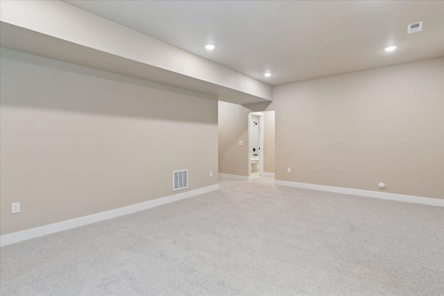 Spacious, unfurnished interior of a new home in Aspen Meadows-4, Colorado Springs (Image 36).