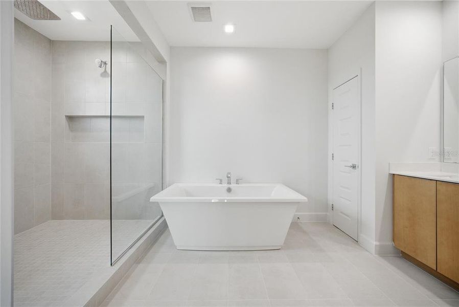Furnished interior view inside a new home in , Davenport (Image 9).