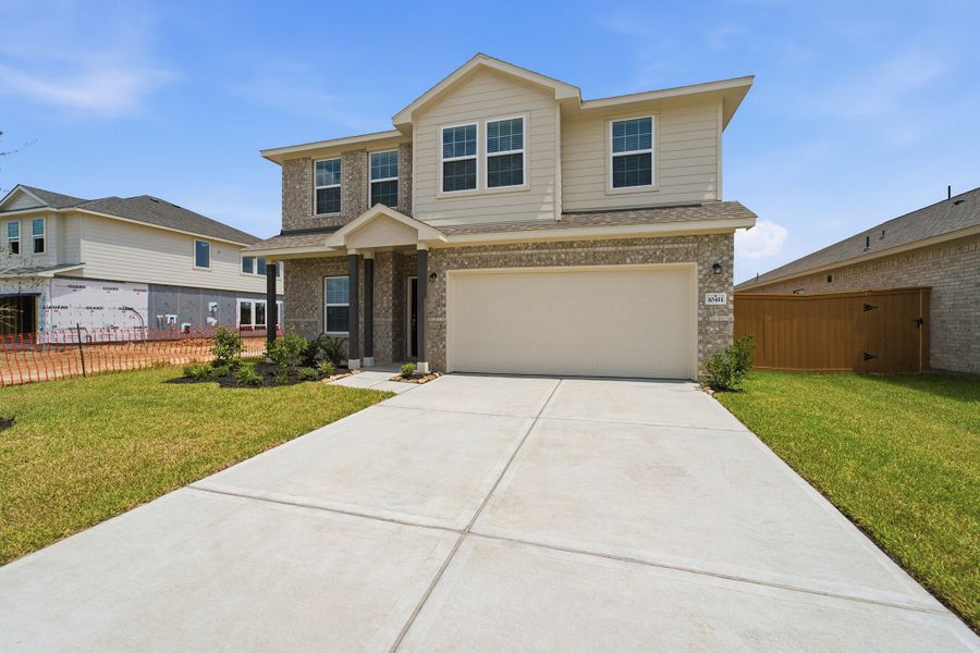 Front exterior of a new home in Sierra Vista, Rosharon, TX, highlighting curb appeal (Image 26). Front exterior of a new home in Sierra Vista, Rosharon, TX, highlighting curb appeal (Image 26).