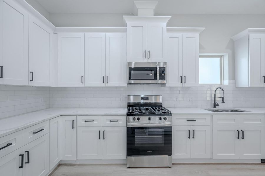 Gas range and electric oven combine convenience and precision cooking