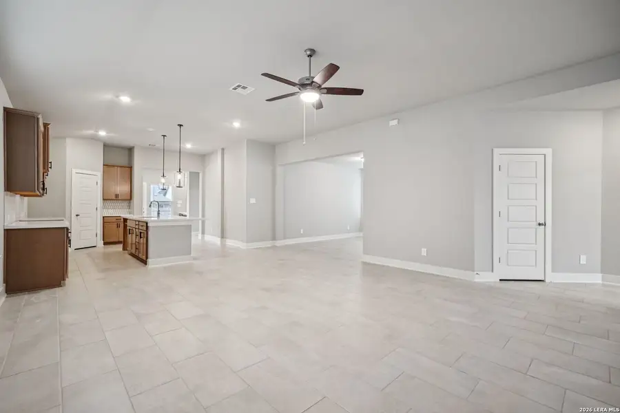 Spacious, unfurnished interior of a new home in Estancia Ranch - Premier Series, San Antonio (Image 22).