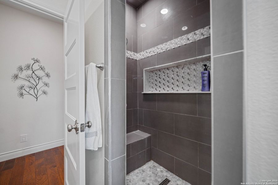 Furnished interior view inside a new home in , Kenedy (Image 7).