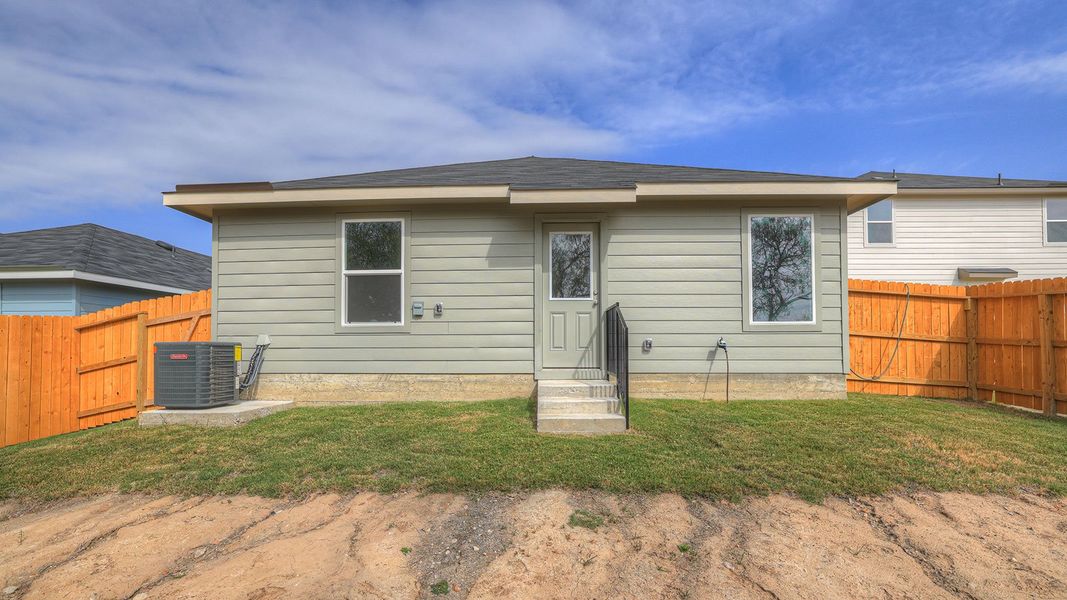 Exterior details and patio area of a home in Ladera, Luling (Image 3).