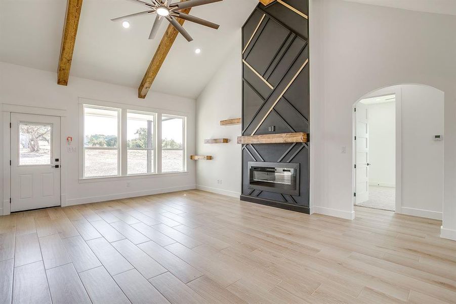 Spacious, unfurnished interior of a new home in , Weatherford (Image 17).