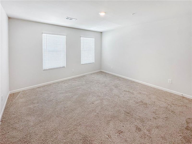 Spacious, unfurnished interior of a new home in Oakhurst Glen, Fairburn (Image 15).