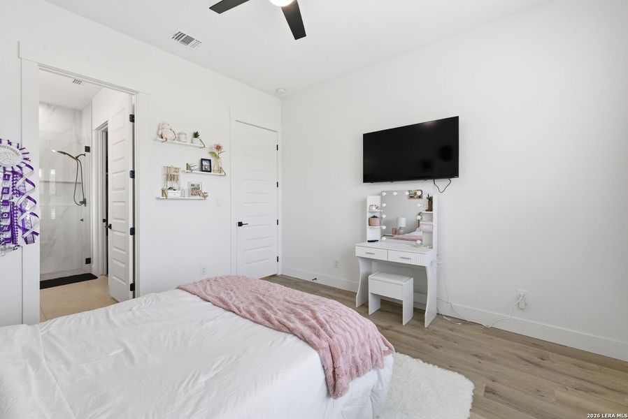 Furnished interior view inside a new home in , Bandera (Image 19).