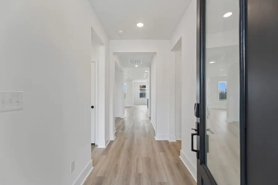 Spacious, unfurnished interior of a new home in Glenview Farms, Murfreesboro (Image 45).