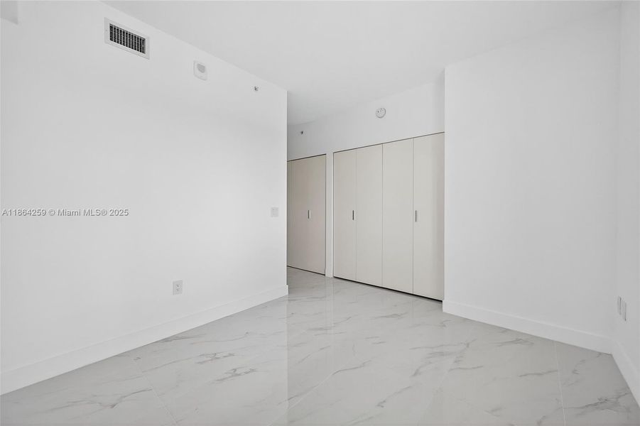 Spacious, unfurnished interior of a new home in Aria Reserve, Miami (Image 19).