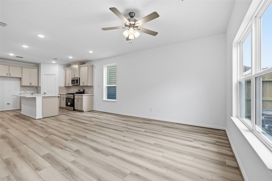 Spacious, unfurnished interior of a new home in Beamer Villas, Friendswood (Image 23).