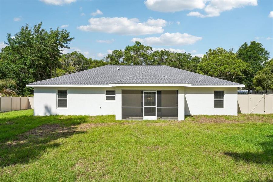 Exterior details and patio area of a home in , Dunnellon (Image 34).