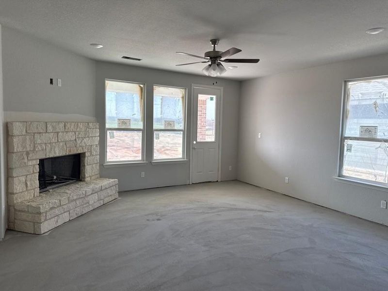 Spacious, unfurnished interior of a new home in Covenant Park, Springtown (Image 3).
