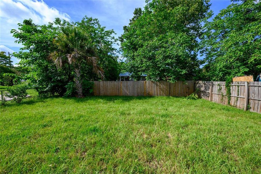 Exterior details and patio area of a home in , Orlando (Image 3).
