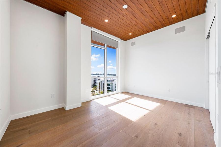 Spacious, unfurnished interior of a new home in , Sarasota (Image 19).