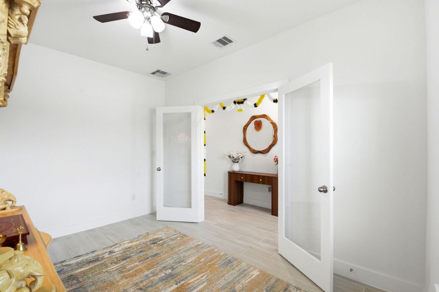 Spacious, unfurnished interior of a new home in Massey Oaks, Pearland (Image 24).