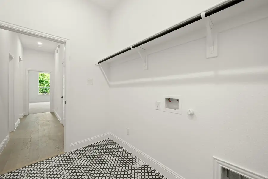 Spacious, unfurnished interior of a new home in Kentsdale Farms, DeSoto (Image 27).