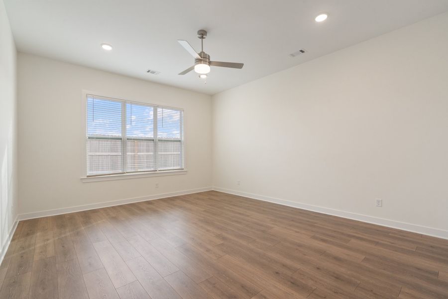 Spacious, unfurnished interior of a new home in Myers Park, Arlington (Image 20).