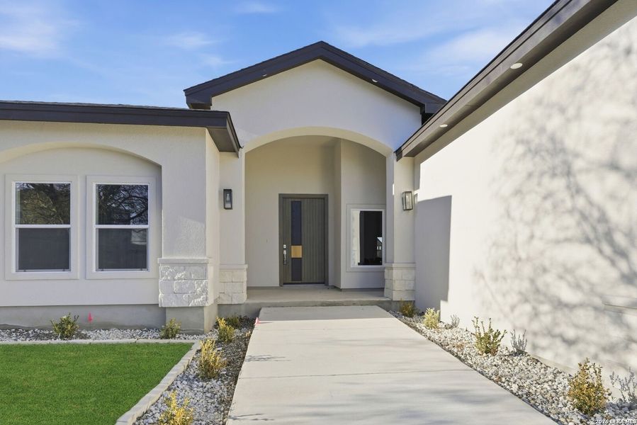 Exterior details and patio area of a home in , Selma (Image 4).