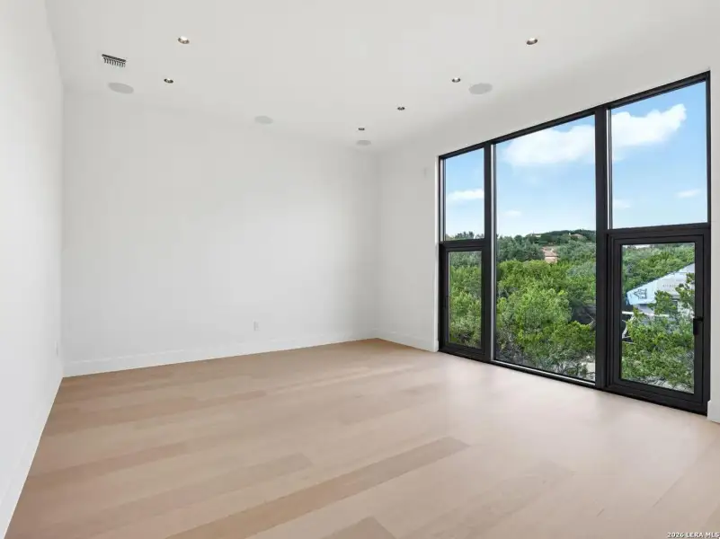Spacious, unfurnished interior of a new home in , San Antonio (Image 57).