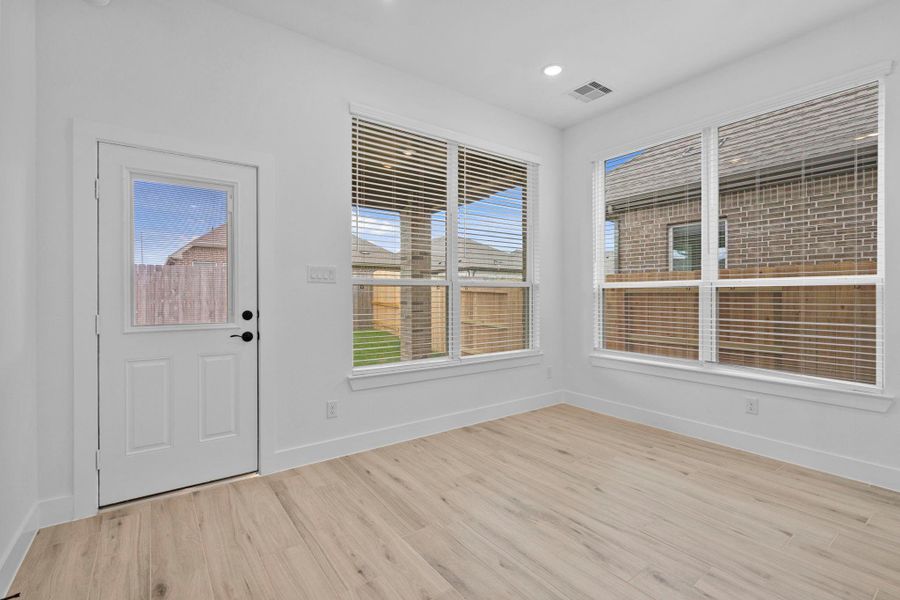 Spacious, unfurnished interior of a new home in Wood Leaf Reserve, Tomball (Image 23).