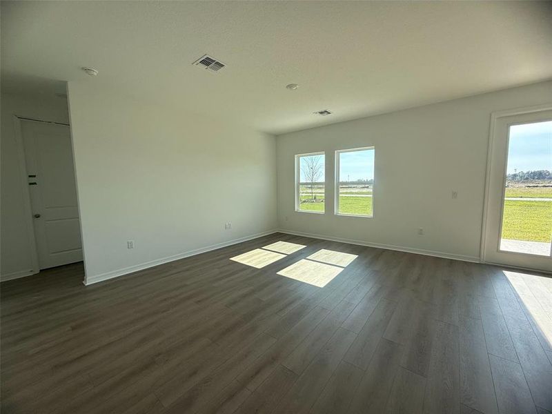 Spacious, unfurnished interior of a new home in Tyson Reserve, St. Cloud (Image 10).