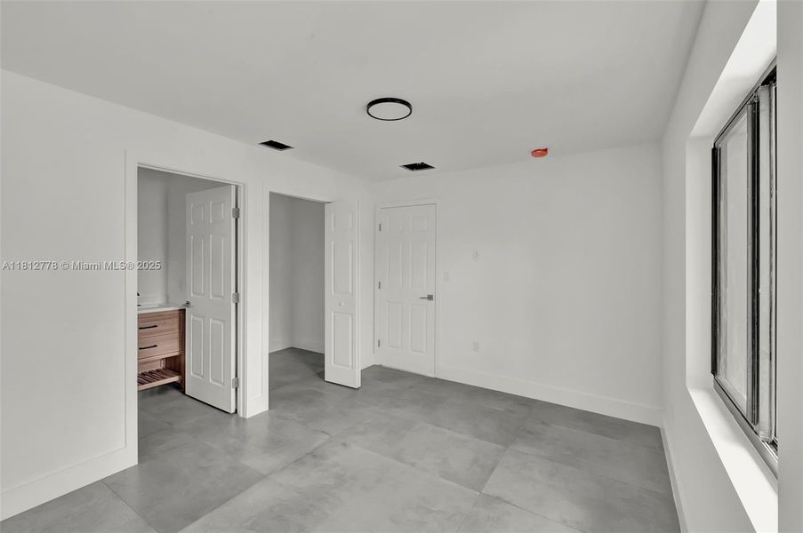 Spacious, unfurnished interior of a new home in , Miami Gardens (Image 35).