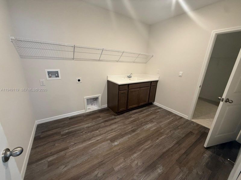 Spacious, unfurnished interior of a new home in , Land O' Lakes (Image 14).
