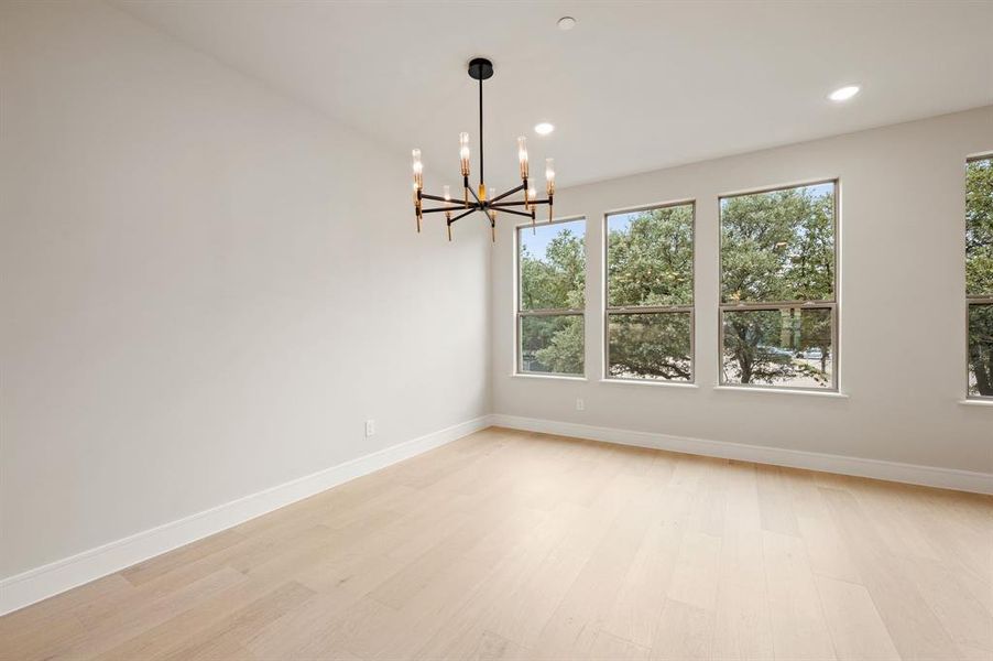 Whether it's lively dinner parties or cozy family meals, this dining room fits all occasions!