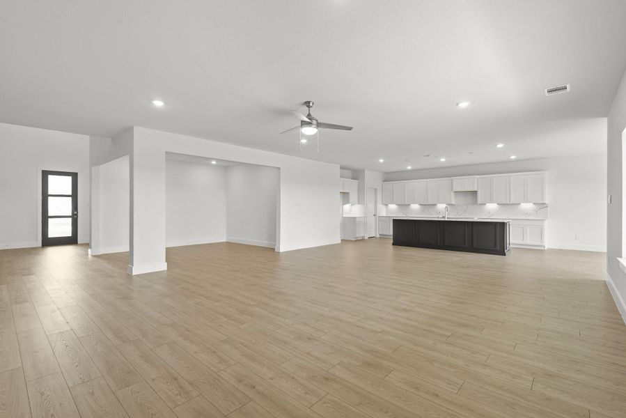Spacious, unfurnished interior of a new home in Riverside Estates, Mont Belvieu (Image 16).