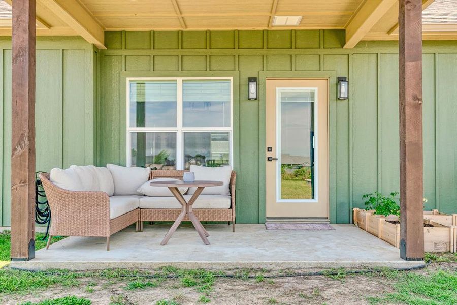 Exterior details and patio area of a home in , Sumner (Image 3).