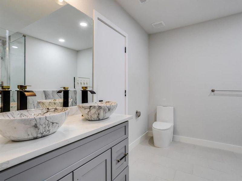 Furnished interior view inside a new home in , Grand Prairie (Image 9).