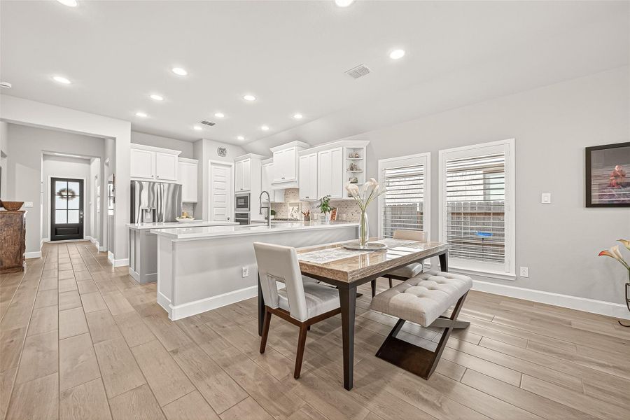 (Note: Photo is staged; property is currently vacant.) (Note: Photo is staged; property is currently vacant.)