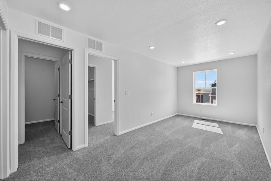 Spacious, unfurnished interior of a new home in Lake Bluff, Greeley (Image 16).