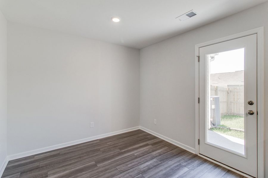 Spacious, unfurnished interior of a new home in Astoria, Columbia (Image 14).
