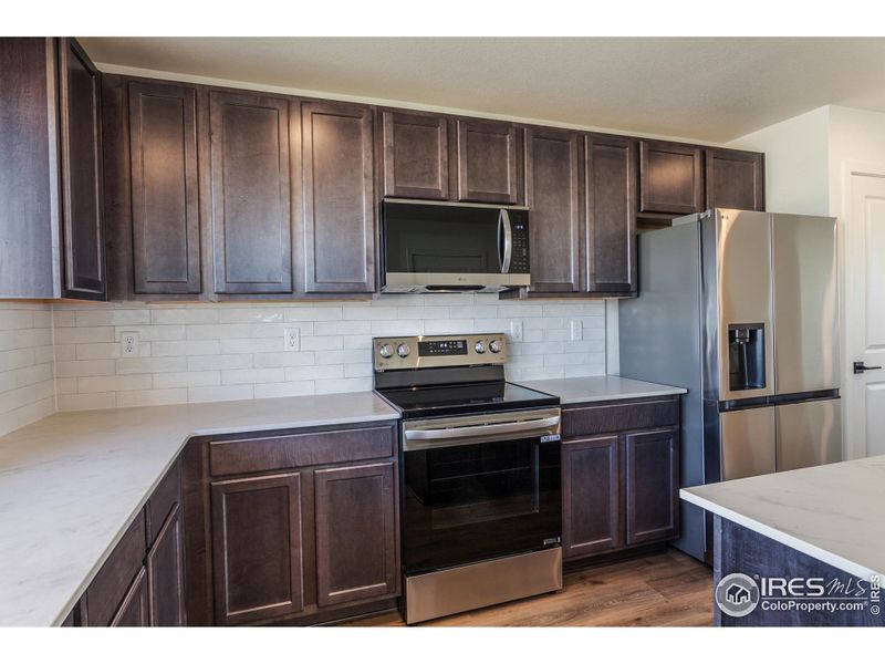 KITCHEN W/ S.S. APPLIANCES