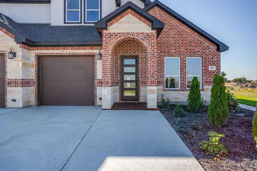 Exterior details and patio area of a home in , Grandview (Image 2).