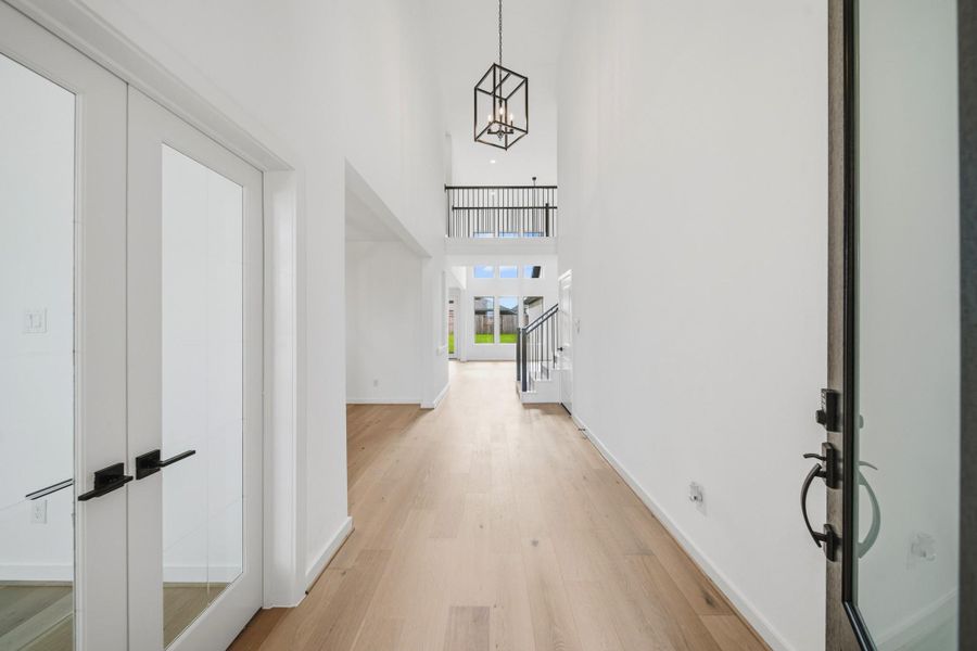 Spacious, unfurnished interior of a new home in Sienna 45', 50', Missouri City (Image 10).