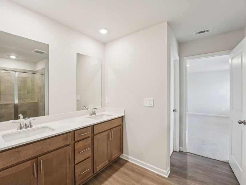Furnished interior view inside a new home in Ivey Township, Dallas (Image 9).