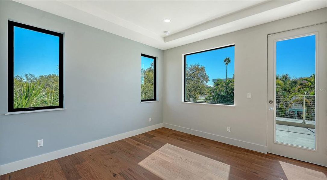 Spacious, unfurnished interior of a new home in , Sarasota (Image 20).