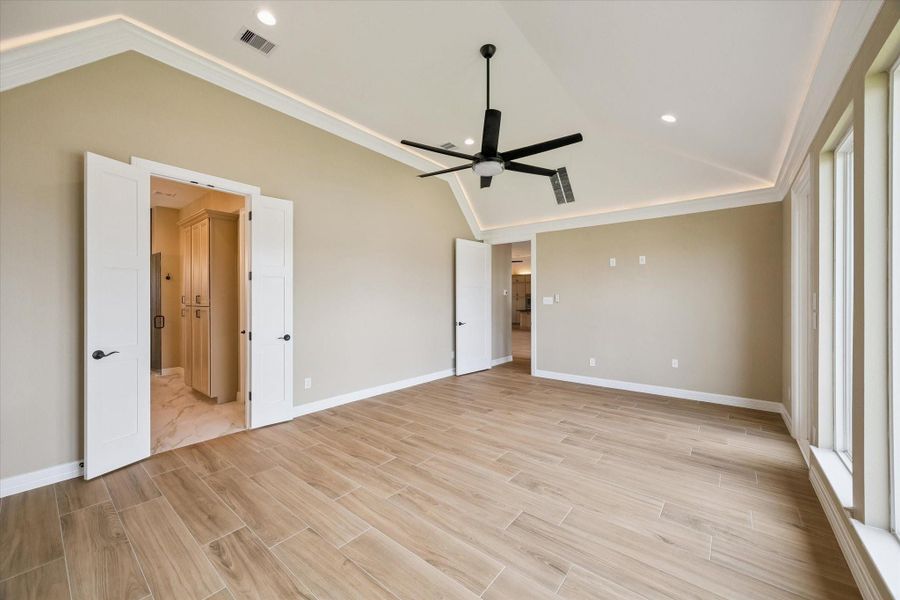 Spacious, unfurnished interior of a new home in , Kemah (Image 19).
