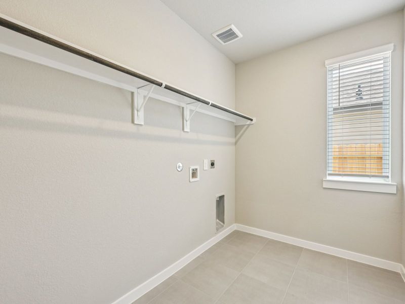 Spacious, unfurnished interior of a new home in Heights of Barbers Hill, Baytown (Image 19).