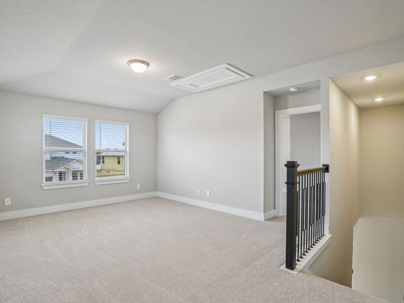 Spacious, unfurnished interior of a new home in Lark Canyon, New Braunfels (Image 32).