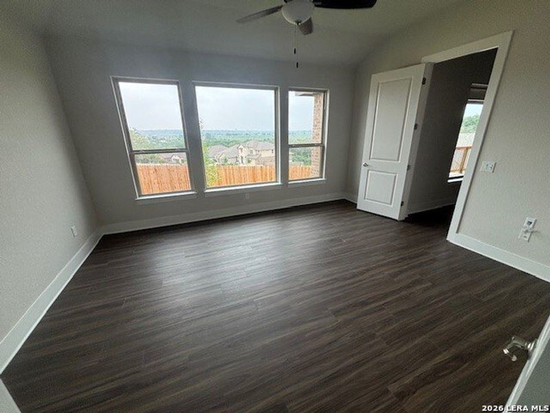 Spacious, unfurnished interior of a new home in Cibolo Crossing, Universal City (Image 5).