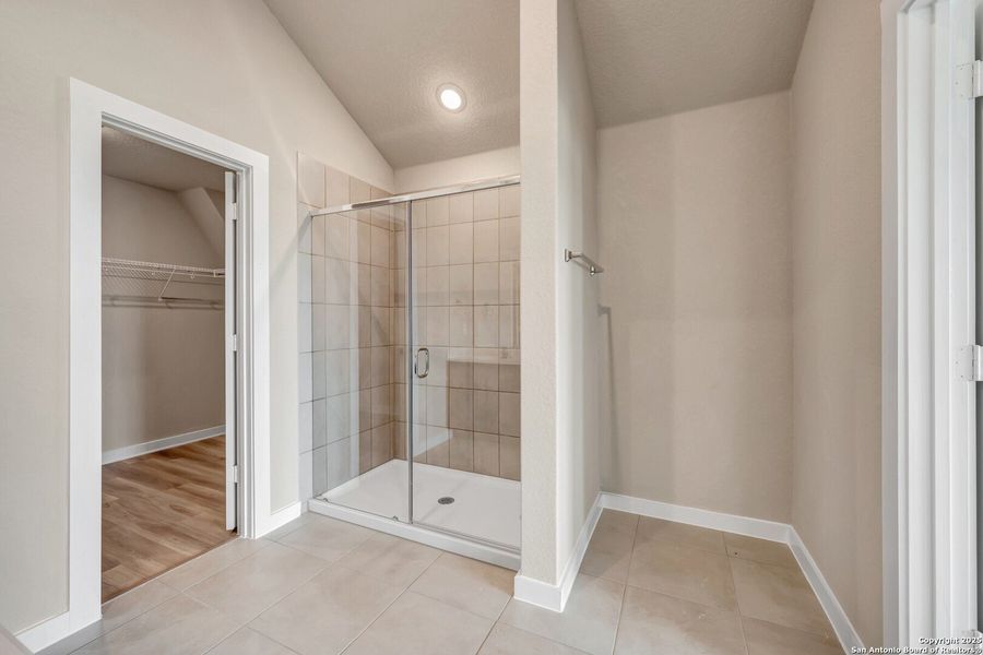 Spacious, unfurnished interior of a new home in Mesquite Ridge, San Antonio (Image 30).