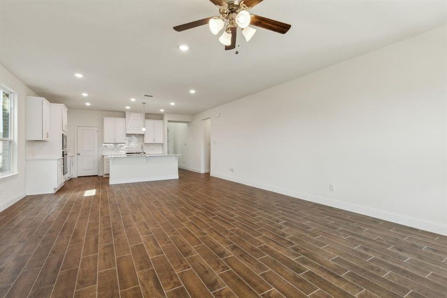 Spacious, unfurnished interior of a new home in AnaCapri, Anna (Image 12). Spacious, unfurnished interior of a new home in AnaCapri, Anna (Image 12).