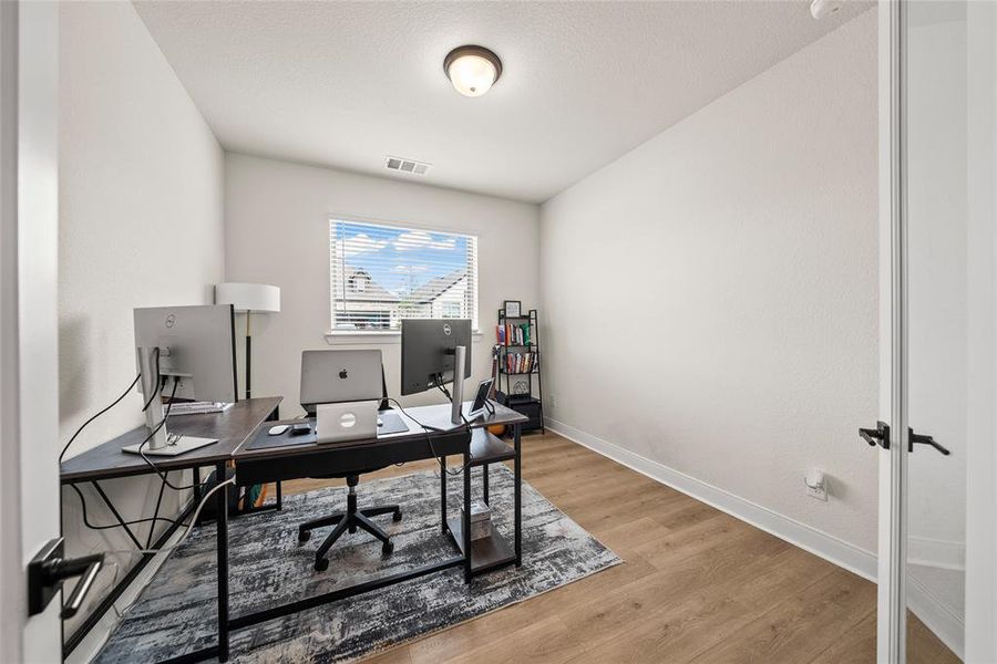 Furnished interior view inside a new home in Willow Grove, Melissa (Image 10).