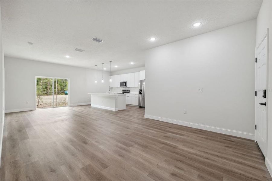 Spacious, unfurnished interior of a new home in , Citrus Springs (Image 23).