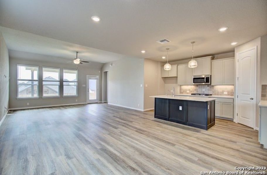 Spacious, unfurnished interior of a new home in Stream Waters, Seguin (Image 12).